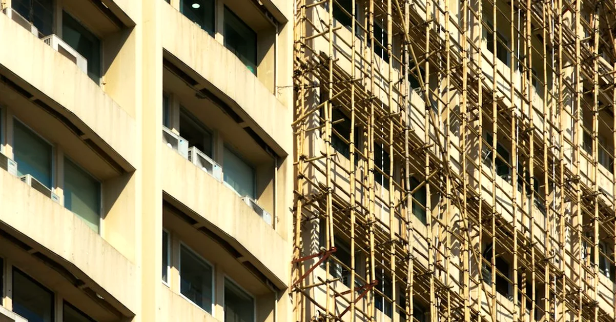 El error de reparar la fachada sin revisar la cubierta